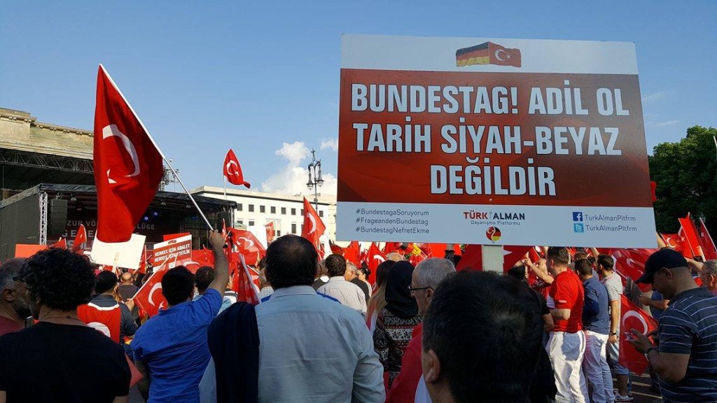 seinsart | Türkische Demonstranten vor dem Brandenburger Tor